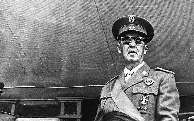 O general fascista Francisco Franco comandou a Espanha por 36 anos, finalizando seu regime com sua morte, há mais de quatro décadas