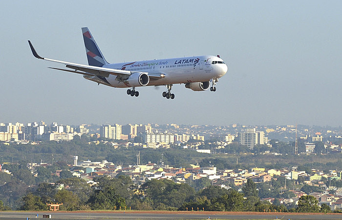 Senadores lembraram que a cobrança pelas bagagens não diminuiu o valor dos bilhetes aéreos