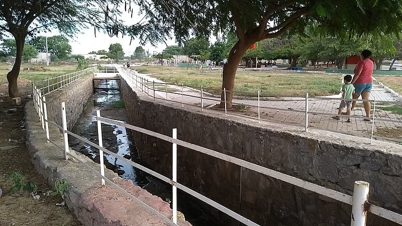 Uma canal de esgoto a céu aberto preocupa moradores no bairro Loteamento Recife, na zona leste da cidade.