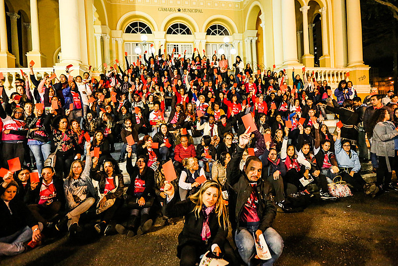 Servidores públicos municipais de Curitiba se manifestam em frente à Câmara Municipal de Vereadores
