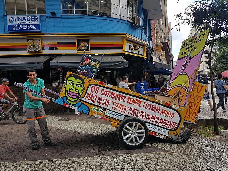 Rodrigue Lucena, catador em São Paulo, comemora sucesso do dispositivo