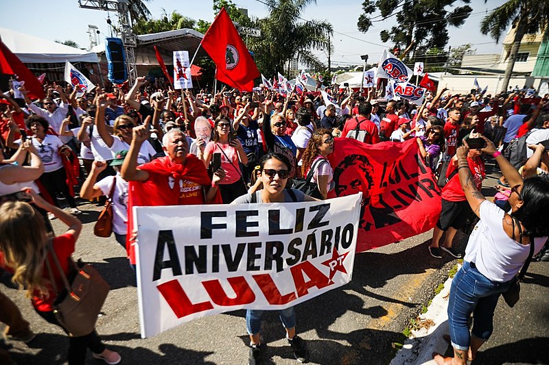 Milhares de apoiadores de Lula estiveram presentes na Vigília Lula Livre, em Curitiba, para comemorar o aniversário do ex-presidente