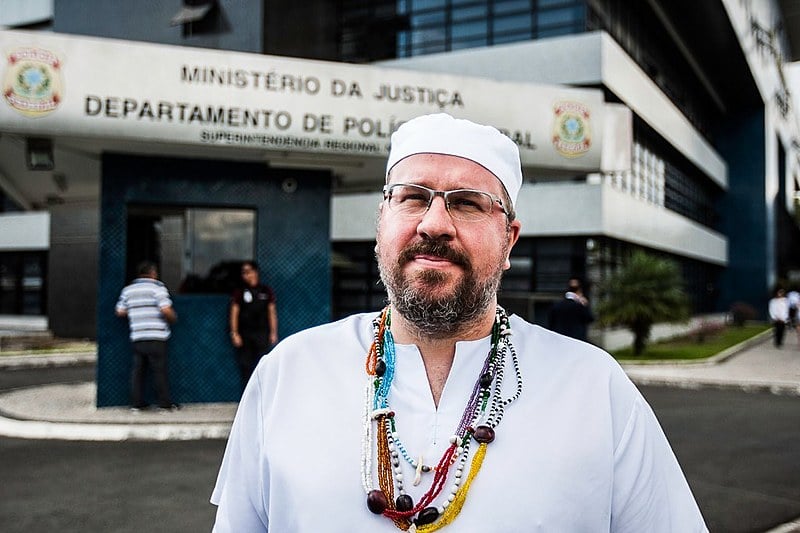 Líder umbandista em frente à Superintendência da Polícia Federal em Curitiba