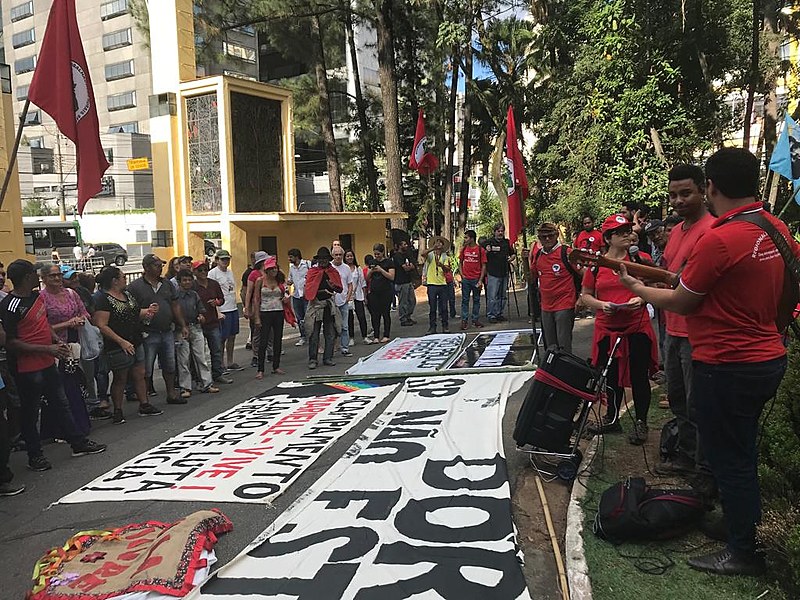 Com faixas, integrantes do movimento fizeram protesto dentro do parque para pedir liberação