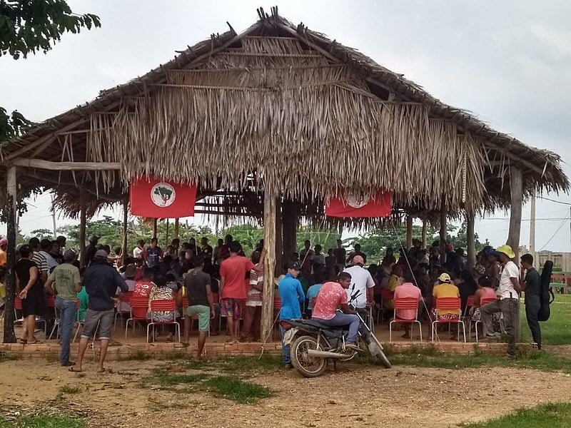 As famílias decidiram resistir ao despejo depois que homens atiraram contra o acampamento; clima é de tensão