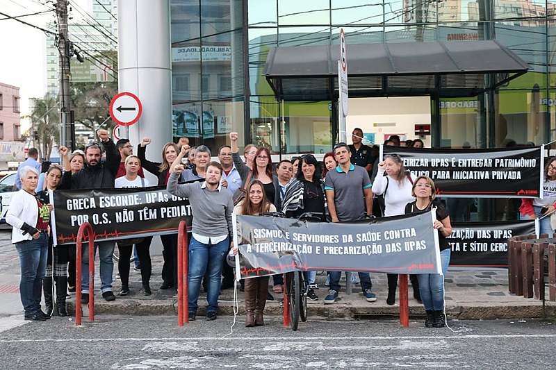 Servidores e sindicato fazem manifestação contra terceirização de UPAs