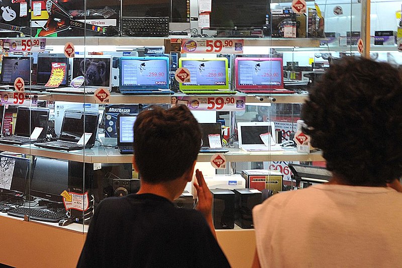 O percentual de famílias brasileiras com dívidas, com atraso ou não, atingiu 62,4% em março deste ano