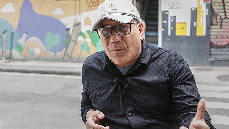 Zaccone é a antítese do policial repressor: Hare Krishna, skatista e favorável à legalização de todas as drogas