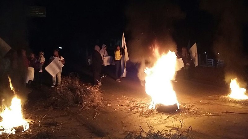 A rodovia MG 129 foi bloqueada em protestos de moradores, no interior mineiro