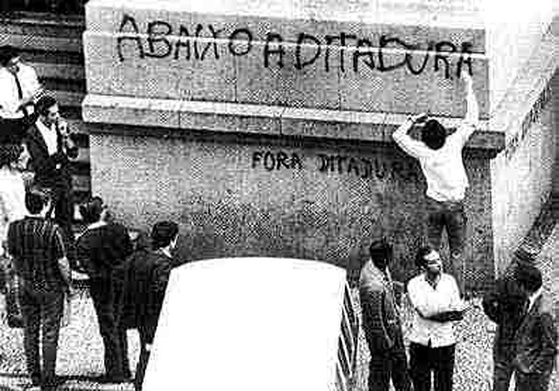 Primeira edição foi lançada em 1981 e analisa o padrão de dominação e exploração durante o  período da ditadura militar