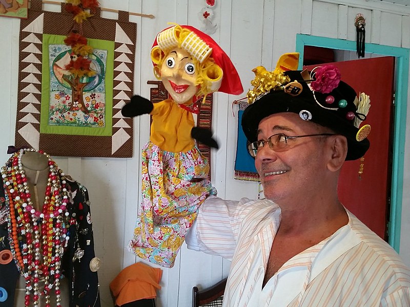 Itaércio se define como “artista elástico”: músico, bonequeiro e carnavalesco