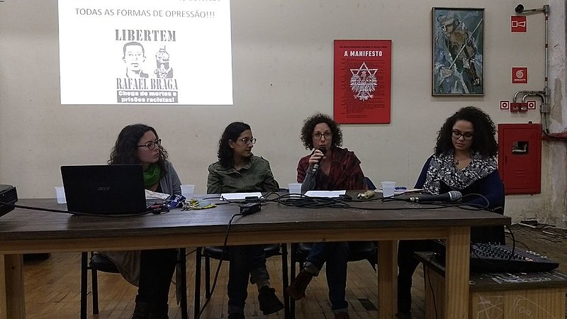 A mesa debatedora expõe dados de migrantes encarcerados no Brasil e no mundo