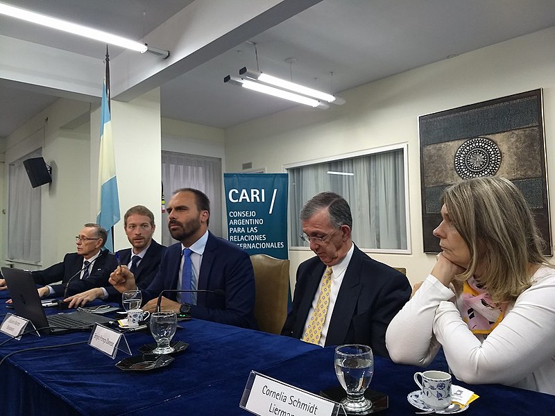 Durante pronunciamento, Eduardo Bolsonaro afirmou que "acredita na inocência" do irmão Flávio, investigado por lavagem de dinheiro