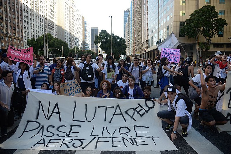 Estudantes do ensino médio protestam, no centro do Rio, contra retirada do passe livre