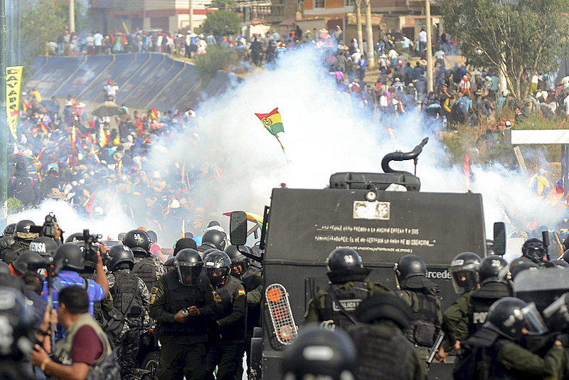 Tropa de choque boliviana reprime protesto realizado na última sexta-feira (15) contra o golpe de Estado, no departamento de Cochabamba
