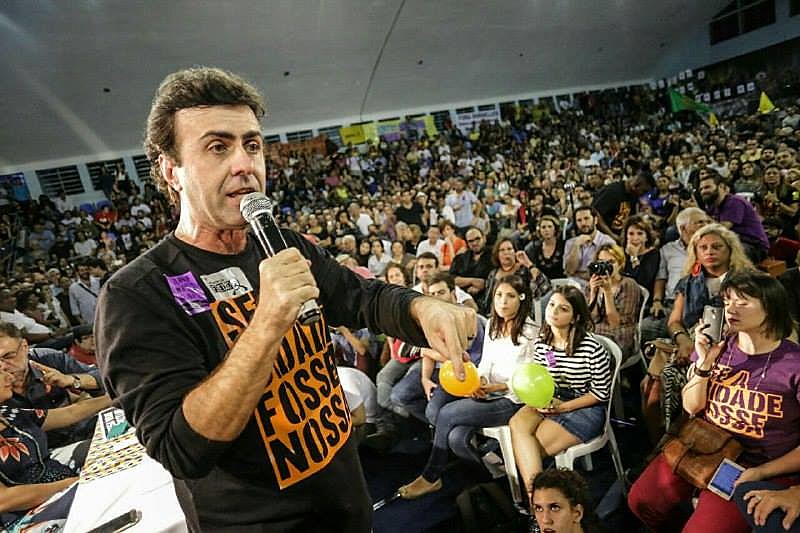 Marcelo Freixo discursa durante a campanha para a prefeitura do Rio de Janeiro, em 2016