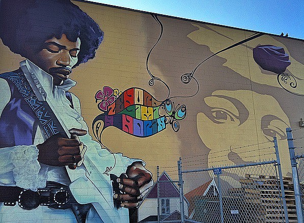 Jimi Hendrix era canhoto, mas teve que aprender a tocar o instrumento ao contrário, porque seu pai só lhe comprava guitarras destras