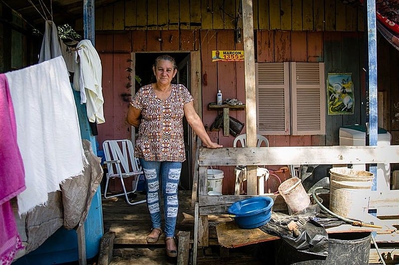 Liane Farias, na entrada de sua casa na Ilha Grande dos Marinheiros