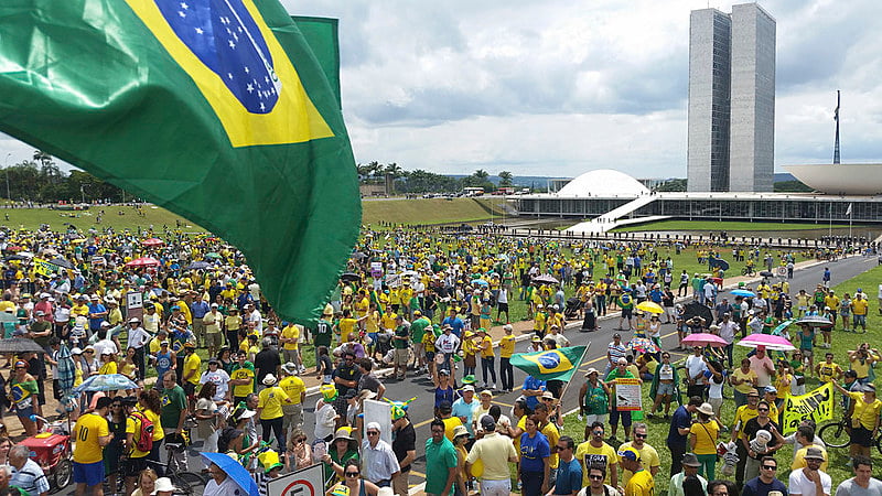 Manifestantes se reúnem em Brasília para apoiar a Lava Jato e pedir o impeachment da presidenta eleita Dilma Rousseff