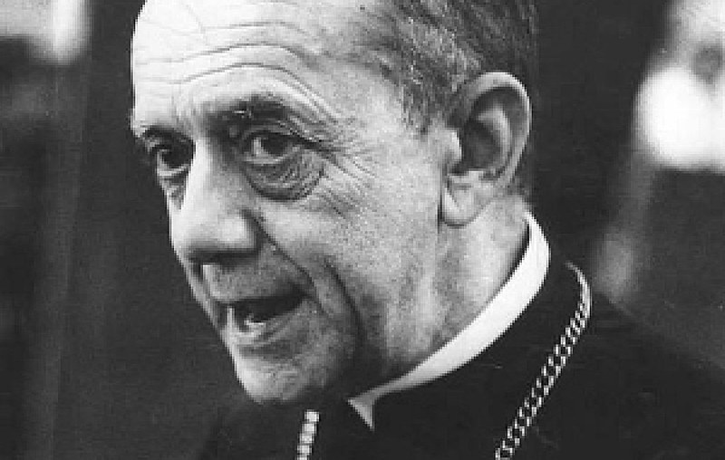 No Brasil dos tempos da ditadura, o arcebispo Dom Hélder Câmara, escutado no mundo inteiro, era censurado e considerado subversivo
