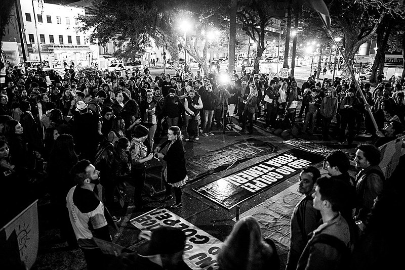 Concentração no centro de Curitiba em "ato relâmpago" convocado contra o golpe