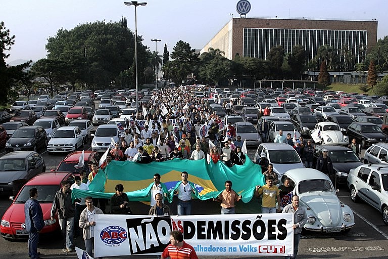 Empregados da fábrica da Volkswagen, em São Bernardo do Campo (SP), em marcha contra demissões no ano de 2006
