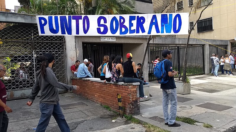 "Ponto Soberano", onde ocorreu plesbicisto informal neste domingo (16), no setor de Savana Grande, em Caracas