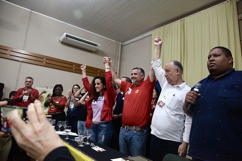 Aclamação de Pimenta (no centro de vermelho) significa unidade política, avalia o atual presidente do partido, deputado estadual Pepe Vargas