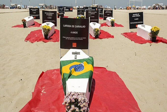 Rio de Janeiro - Manifestação nas areias de Copacabana para denunciar mortes por causas violentas