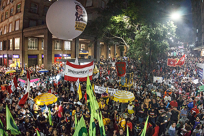 Caminhada iniciou na Esquina Democrática, no centro da cidade, reunindo cerca de 50 mil pessoas, conforme organização