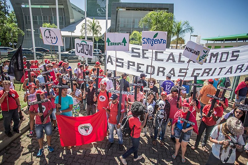 Manifestantes fazem ato em frente a CNA, em Brasília nesta sexta-feira (15)