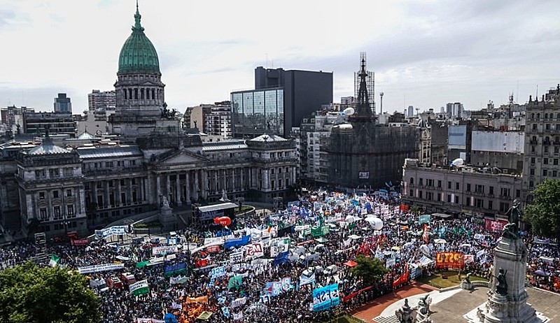 Cerca de 300 mil trabalhadores protestaram na quarta-feira (29) em frente ao Congresso argentino contra a aprovação da Reforma