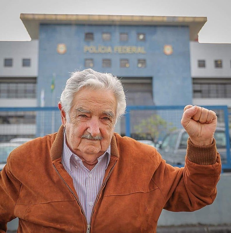 Pepe Mujica em frente à Superintendência da Polícia Federal em Curitiba