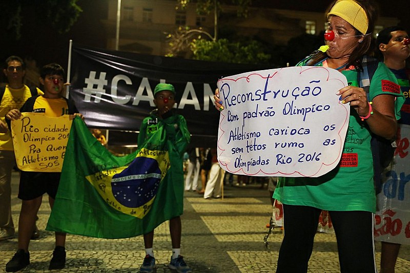Eneida Freire e dois jovens atletas que não têm onde treinar na “cidade olímpica”.