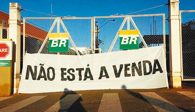 A estratégia de desvalorizar para vender