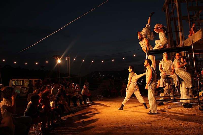 Grupo de teatro Dolores Boca Aberta ocupa espaço público na zona leste da capital paulsita há duas décadas
