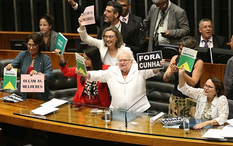 Durante sessão da Câmara Federal em 2016, mulheres protestam contra manobras de Eduardo Cunha (PMDB-RJ), então presidente da Casa