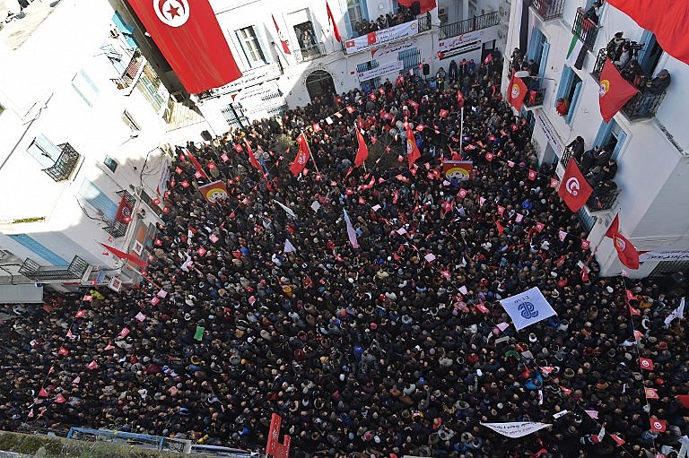 Manifestantes se reúnem na sede da UGT na capital Túnis no dia 17 durante greve geral chamada pela entidade