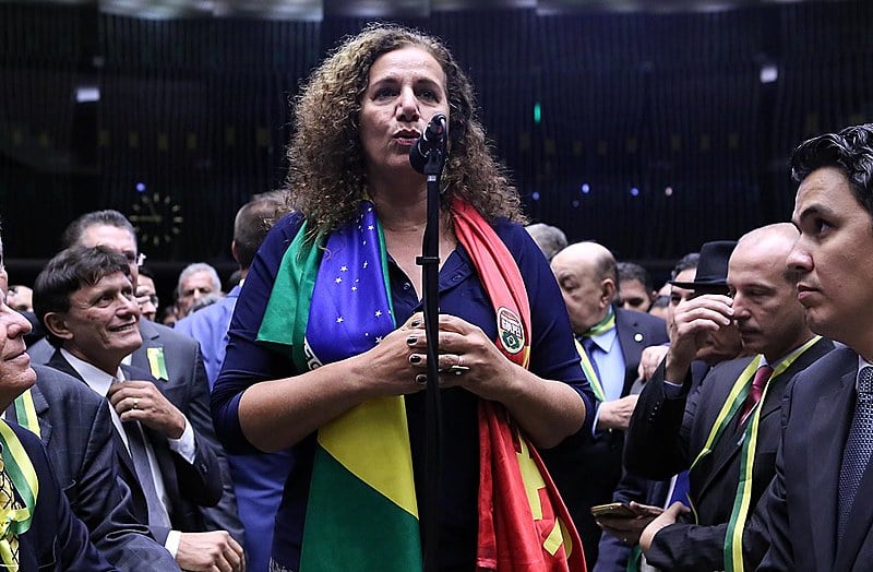 Jandira Feghali (PCdoB/RJ) dá o seu voto na seção de abertura do processo de impeachment