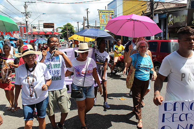 A caminhada foi organizada pelos próprios moradores e teve 11 paradas em lugares simbólicos do bairro
