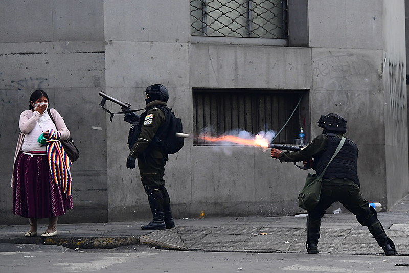Enquanto o governo autoproclamado investe na criminalização institucional, a polícia reprime as manifestações permanentes nas ruas do país