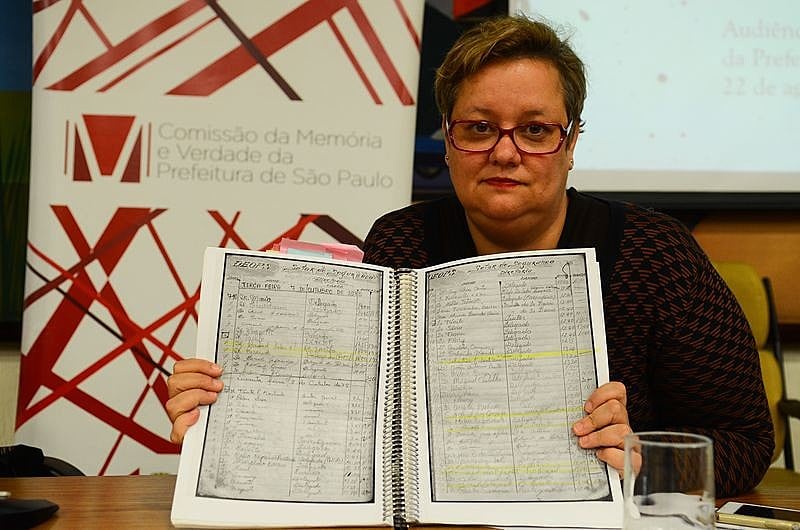 Pesquisadora Joana Monteleone mostra os livros de portaria do Dops durante participação em audiência pública da Comissão da Memória e Verdade