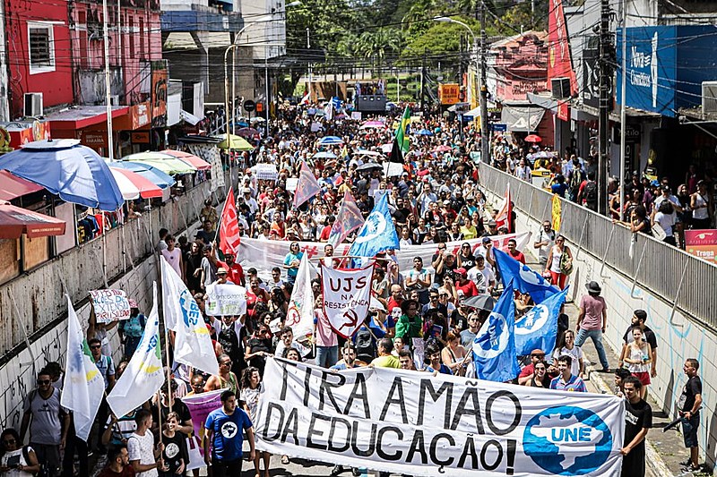 A criação de escolas cívico-militares em estados e municípios, lançado no último dia 5 de setembro, também é um dos alvos das mobilizações.