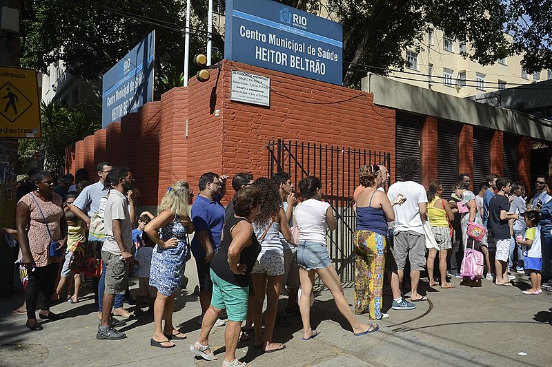 Longas filas durante a vacinação contra a febre amarela. Existirá SUS nos próximos anos?