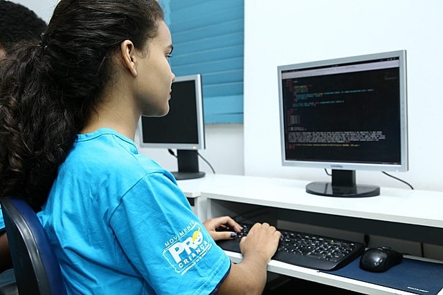 Um dos cursos é de informática básica