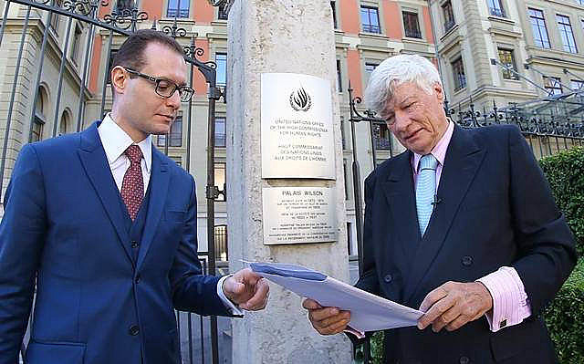 Cristiano Zanin (izq.) y Geoffrey Robert (der.), abogados de Lula da Silva,  enfrente al Comité da ONU, en Ginebra