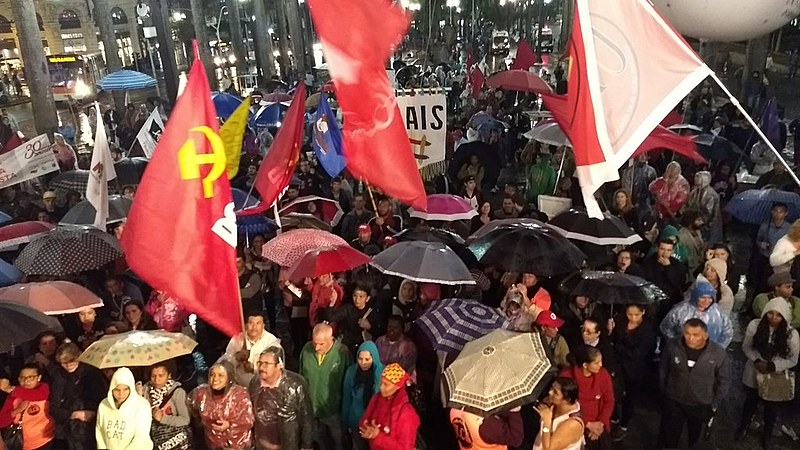 Centenas de pessoas participaram do "Arraial de Lutas" na Praça da Sé, em São Paulo
