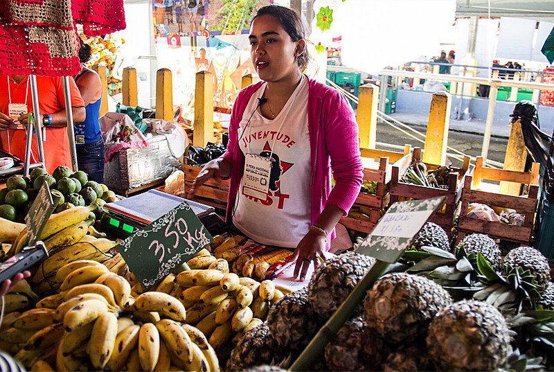 A estudante de agronomia Crislaine Khite de Melo Padilha mostra sua produção na Feira Nacional da Reforma Agrária
