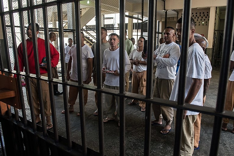 Brasil aprisiona quase duas vezes mais detentos do que o sistema poderia suportar