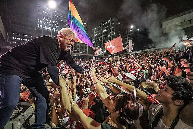 Lo que está prohibido en ese momento de inminente arresto no es sólo la candidatura Lula sino la vía institucional de la izquierda